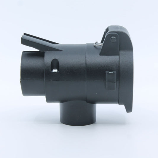 Adaptador conversor de conexión eléctrica para remolque, de 7 pines macho a 13 pines hembra, fabricado en plástico resistente. Compatible con turismos, vehículos agrícolas, tractores, camiones y furgonetas.