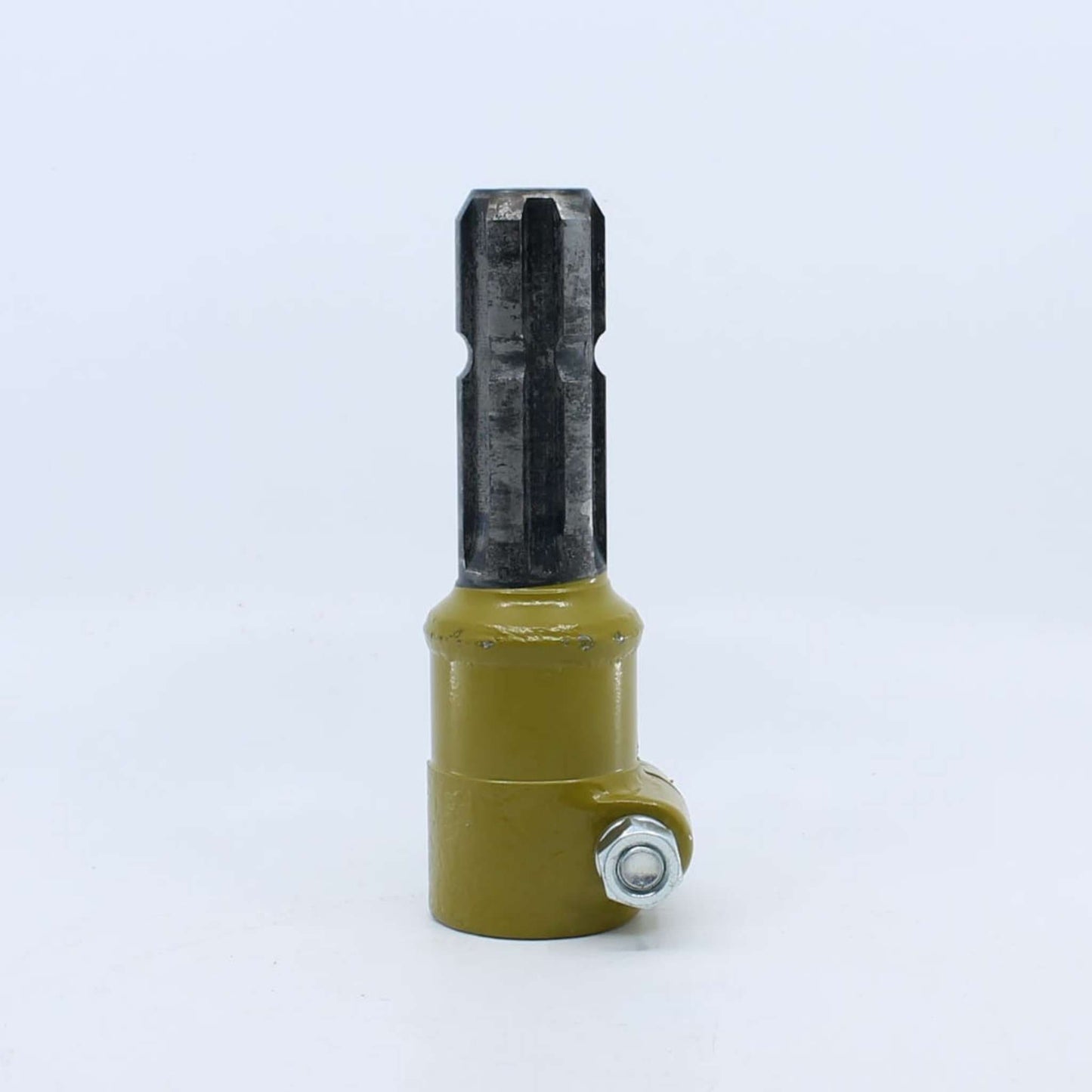 Adaptador estriado para toma de fuerza agrícola con entrada hembra de 1 3/8 pulgadas Z6 y salida macho de 1 3/8 pulgadas Z6.