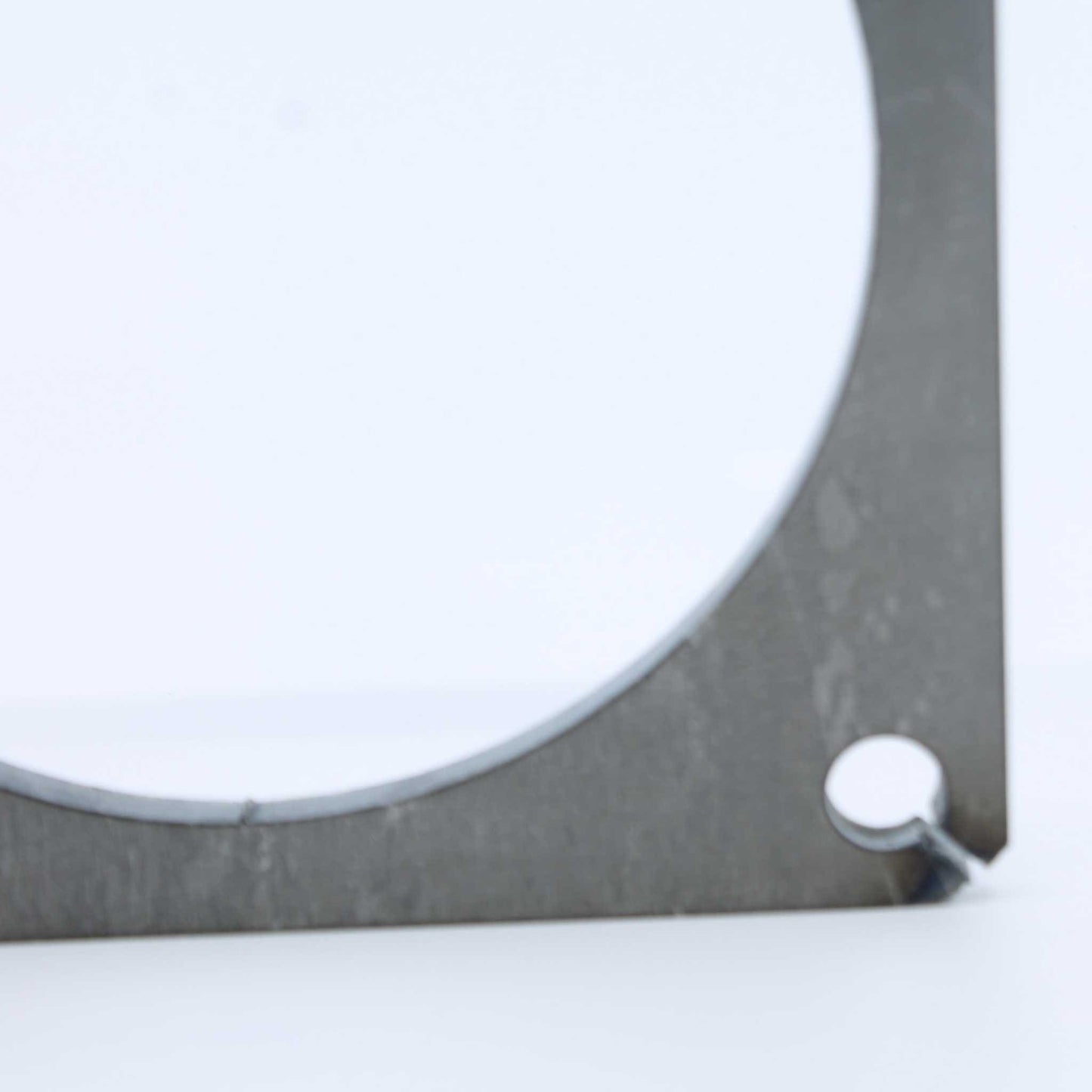 Brida cuadrada de hierro de la marca Riv para tajaderas o compuertas de 150 mm (6 pulgadas).