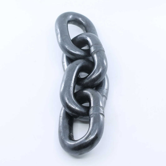 Cadena de acero de alta resistencia, Grado 80 (G80), con un diámetro de 13 mm, diseñada para desbrozadoras y maquinaria agrícola pesada.