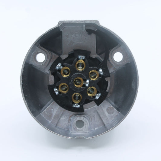 Conector eléctrico hembra (base) de 7 pines, fabricado con carcasa metálica para mayor durabilidad, ideal para remolques y maquinaria agrícola.