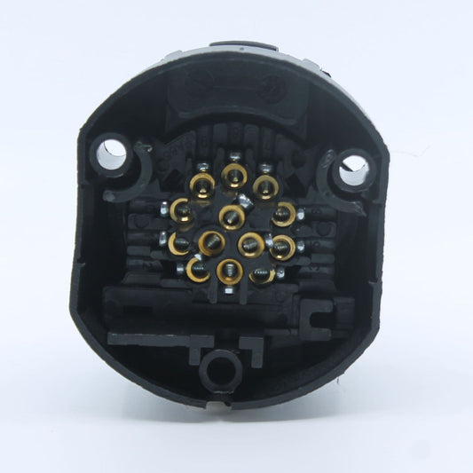 Conector eléctrico hembra (base) de 13 pines, fabricado en plástico, para la conexión de remolques, caravanas y maquinaria agrícola.