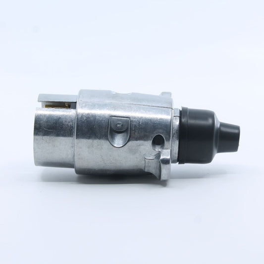Conector eléctrico macho (enchufe) de 7 pines, fabricado con carcasa metálica para mayor resistencia, compatible con remolques y maquinaria agrícola.