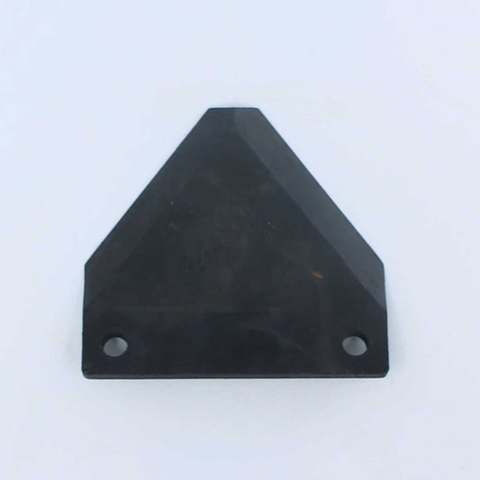 Cuchilla de repuesto para carros mezcladores Lucas G (adaptable), fabricada en acero de 6 mm de grosor, con 80 mm de distancia entre agujeros y una longitud total de 88 mm. Ideal para el corte y mezclado de forraje.