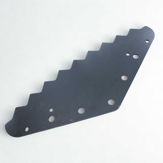 Cuchilla de repuesto para carros mezcladores Lucas G (adaptable), reforzada con tungsteno para mayor durabilidad. Grosor 6 mm, distancia entre agujeros 80 mm y longitud 530 mm. Ideal para el corte y mezclado de forraje.