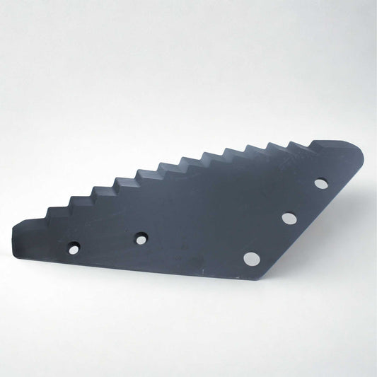 Cuchilla de repuesto para carro mezclador Tatoma con revestimiento de metal duro (tungsteno). Compatible también con modelos de AGM, AVM, Eurocomp y Faresin. Grosor 6 mm, distancia entre agujeros 80 mm y longitud 510 mm. Ideal para el corte y mezclado de forraje.