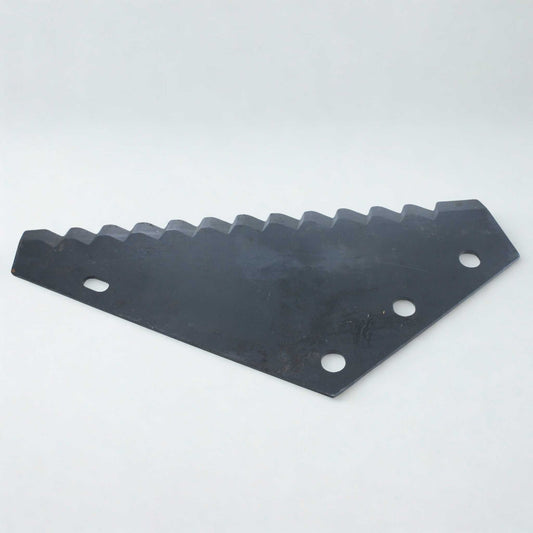 Cuchilla de repuesto pequeña para carro mezclador, de diseño universal y adaptable a marcas como Compar, Luclar, Mutti, OMAS y Unifeed. Fabricada en acero de 5 mm de grosor, con 80 mm de distancia entre agujeros y una longitud total de 435 mm. Ideal para el corte y mezclado de forraje.