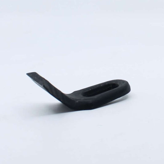 Cuchilla desbrozadora reforzada de 100 x 45 x 8 mm. Detalle técnico de cuchilla de acero forjado con agujero coliso de 15,5 x 38 mm.