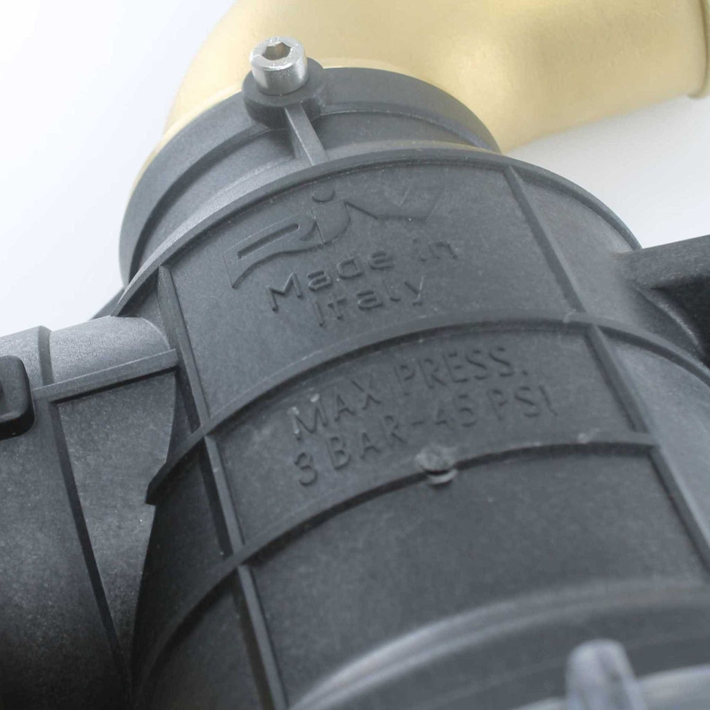 Decantador con sifón Riv de 60 mm de diámetro, utilizado como filtro de seguridad en la tubería de la cisterna de purín.