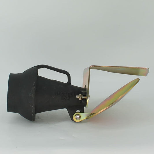 Esparcidor de purín Hertell de 125 mm de diámetro con cuchara deflectora, utilizado en la boca de salida de cisternas o cubas de purín.
