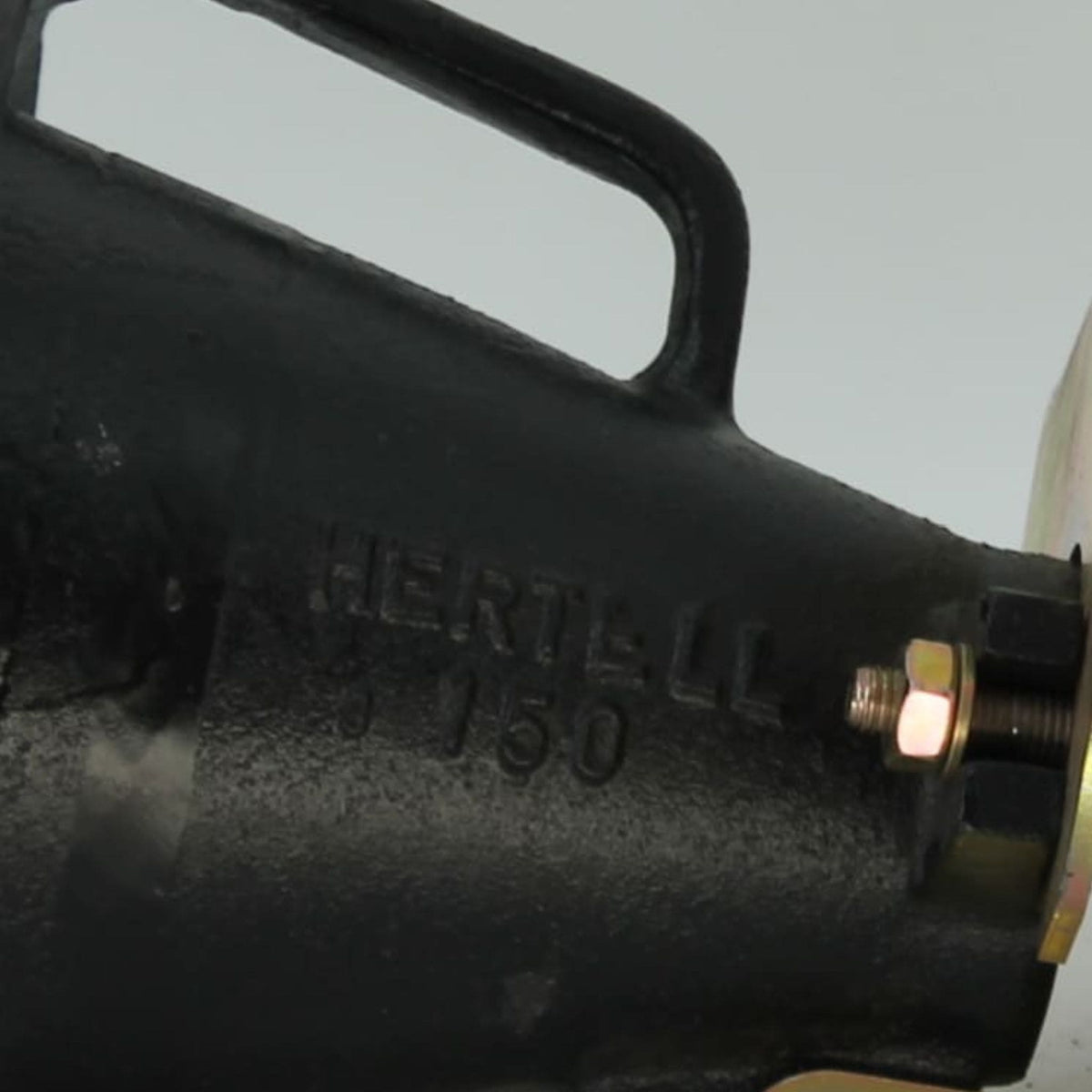 Esparcidor de purín Hertell de 150 mm de diámetro con cuchara deflectora, utilizado en la boca de salida de cisternas o cubas de purín.