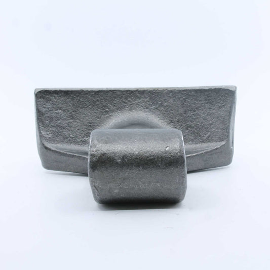 Martillo M74 con medidas 60x151 mm y agujero de 28,5 mm compatible con desbrozadoras Cancela. Recambio forestal de alta resistencia.