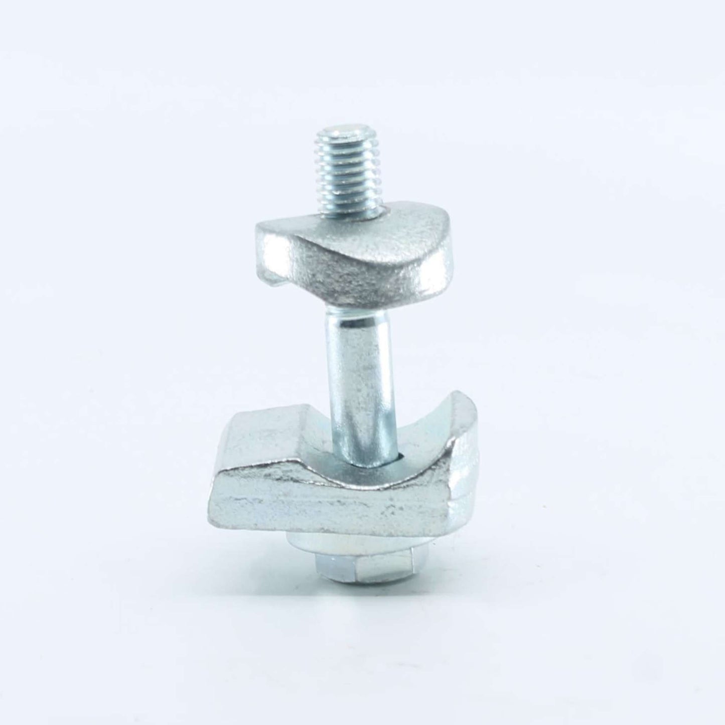 Soporte de púa completo con tornillo y brida de fijación adaptable para hilerador, hileradora o rastrillo Kuhn. Grapa o mordaza de sujeción fabricada en acero cincado.