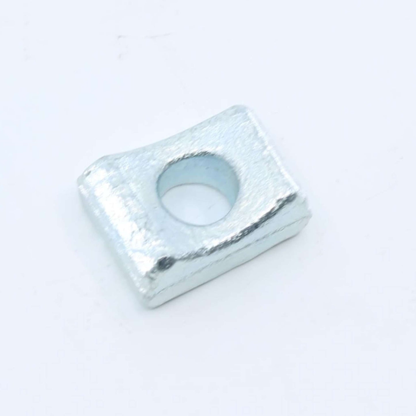 Soporte de púa superior macizo o taco de fijación curvo en acero cincado para hilerador, hileradora o rastrillo de doble rotor.