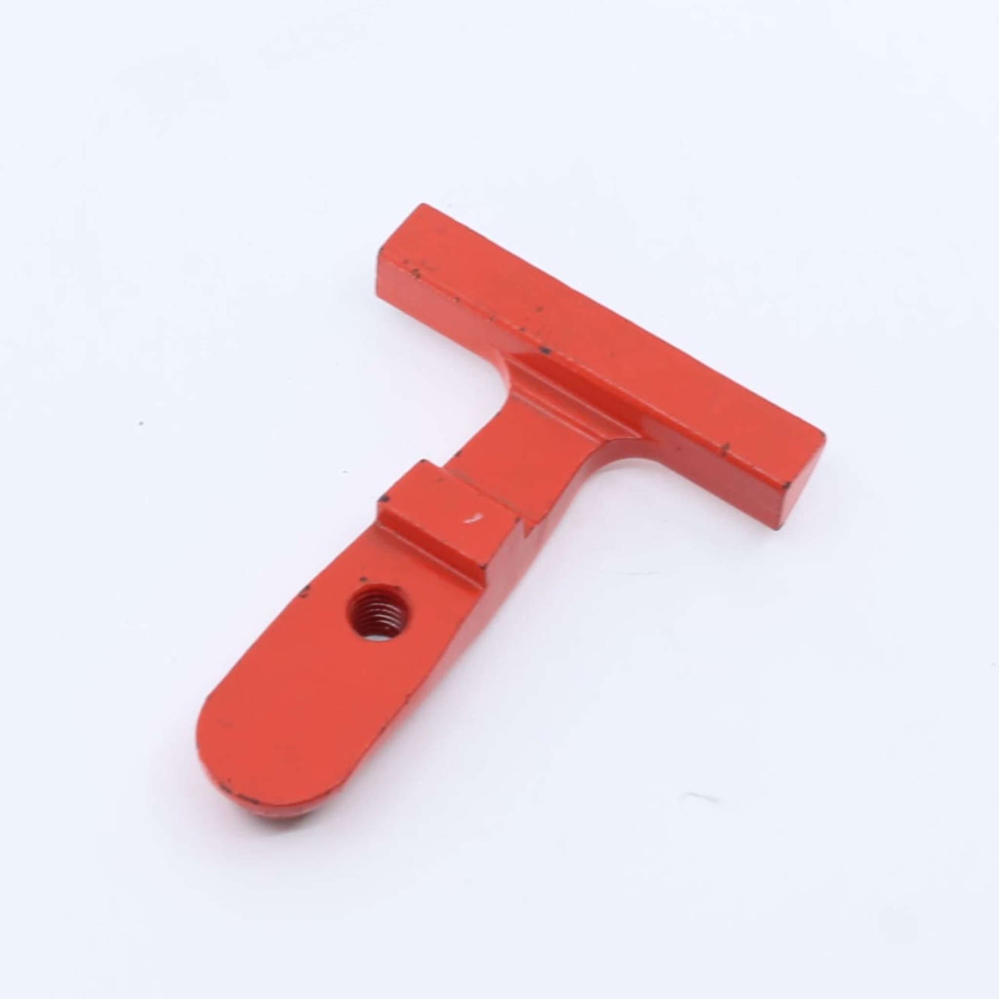 Guía barra inferior simple original Gaspardo FBR ref. 13013511 en posición 30. Pieza de fundición roja en T con orificio roscado y referencia grabada en relieve.