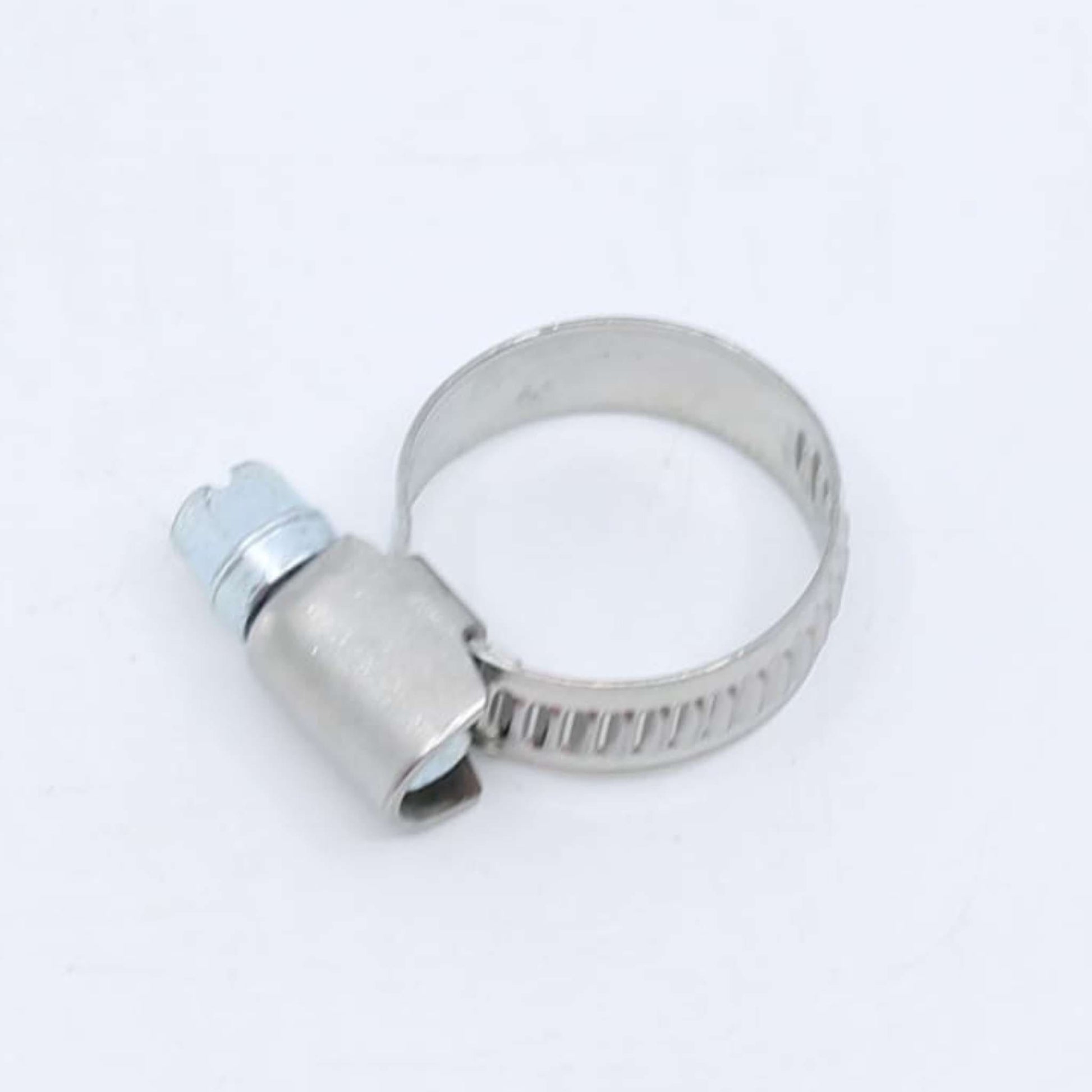 Abrazadera sin fin metálica para mangueras de circuito de combustible con rango de ajuste regulable de 12 a 20 mm.
