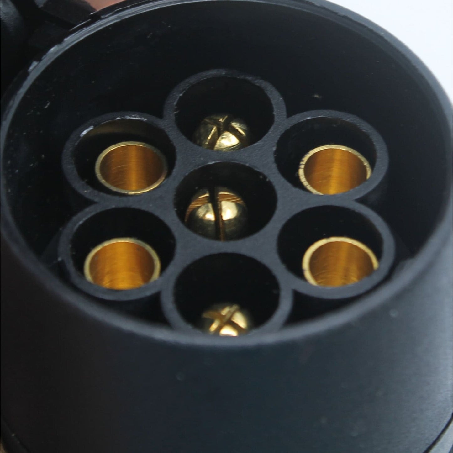 Adaptador conversor de conexión eléctrica para remolque, de 13 pines macho a 7 pines hembra, fabricado en plástico resistente. Compatible con turismos, vehículos agrícolas, tractores, camiones y furgonetas.