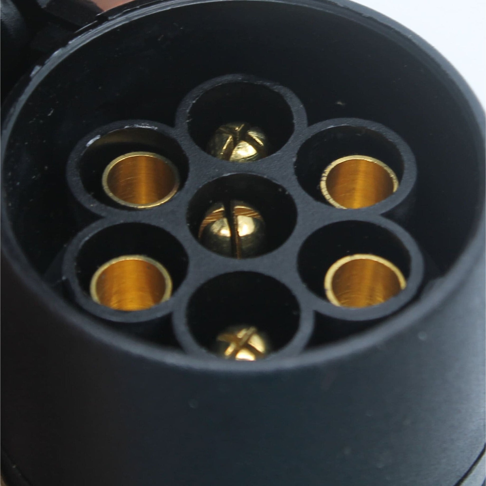 Adaptador conversor de conexión eléctrica para remolque, de 13 pines macho a 7 pines hembra, fabricado en plástico resistente. Compatible con turismos, vehículos agrícolas, tractores, camiones y furgonetas.