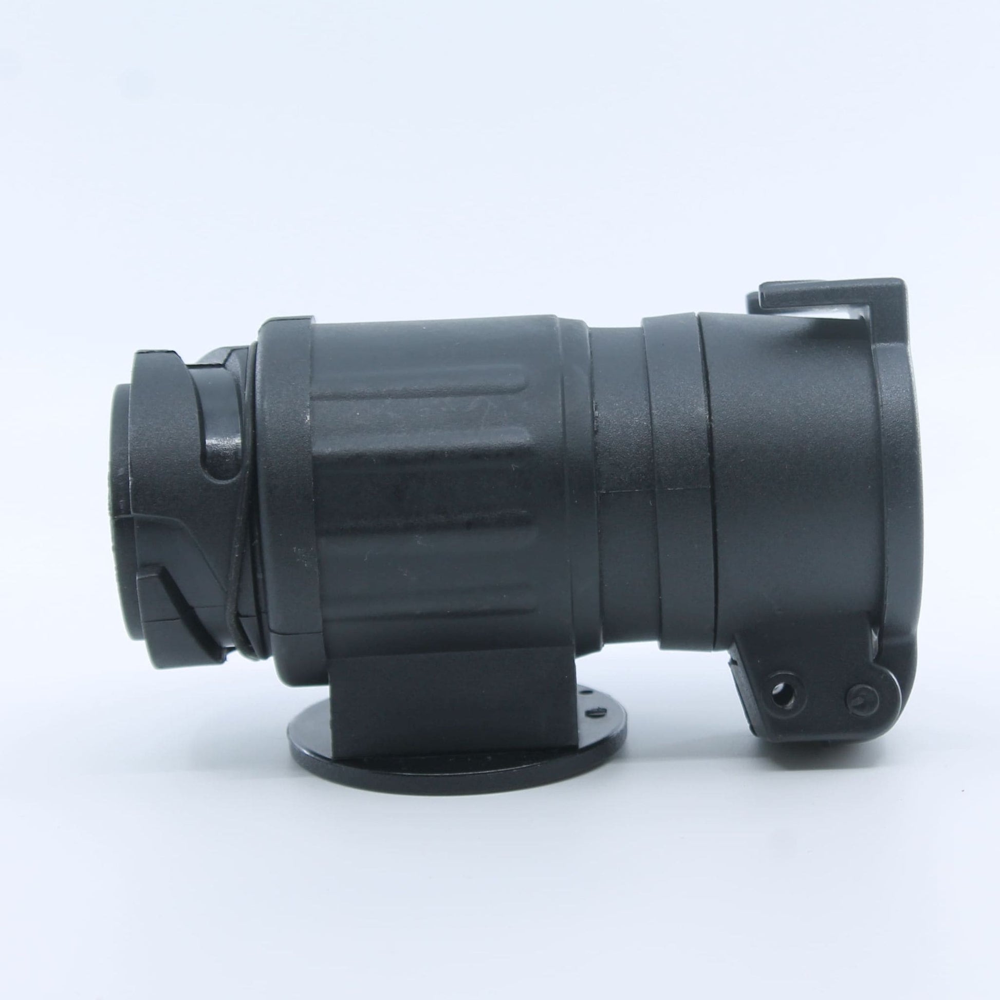 Adaptador conversor de conexión eléctrica para remolque, de 13 pines macho a 7 pines hembra, fabricado en plástico resistente. Compatible con turismos, vehículos agrícolas, tractores, camiones y furgonetas.