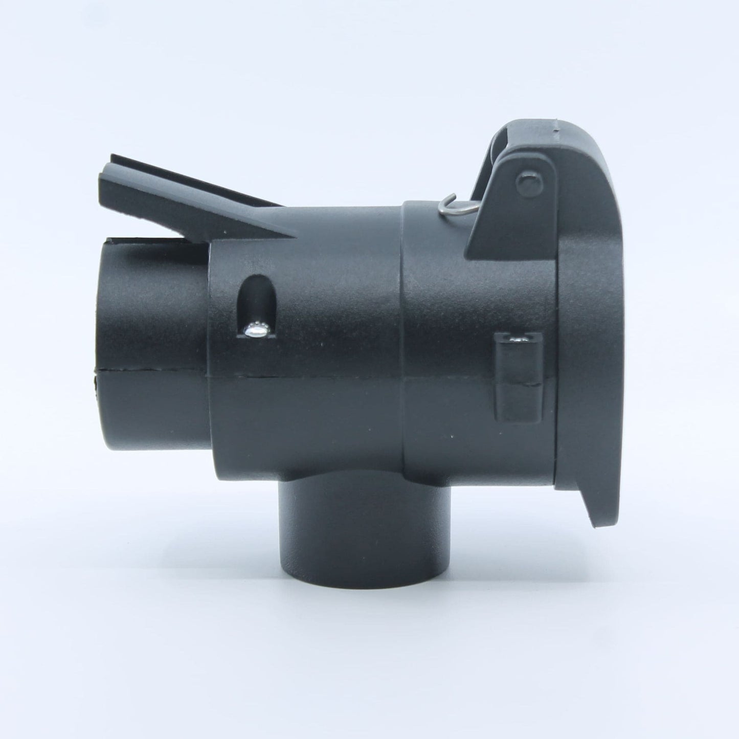 Adaptador conversor de conexión eléctrica para remolque, de 7 pines macho a 13 pines hembra, fabricado en plástico resistente. Compatible con turismos, vehículos agrícolas, tractores, camiones y furgonetas.