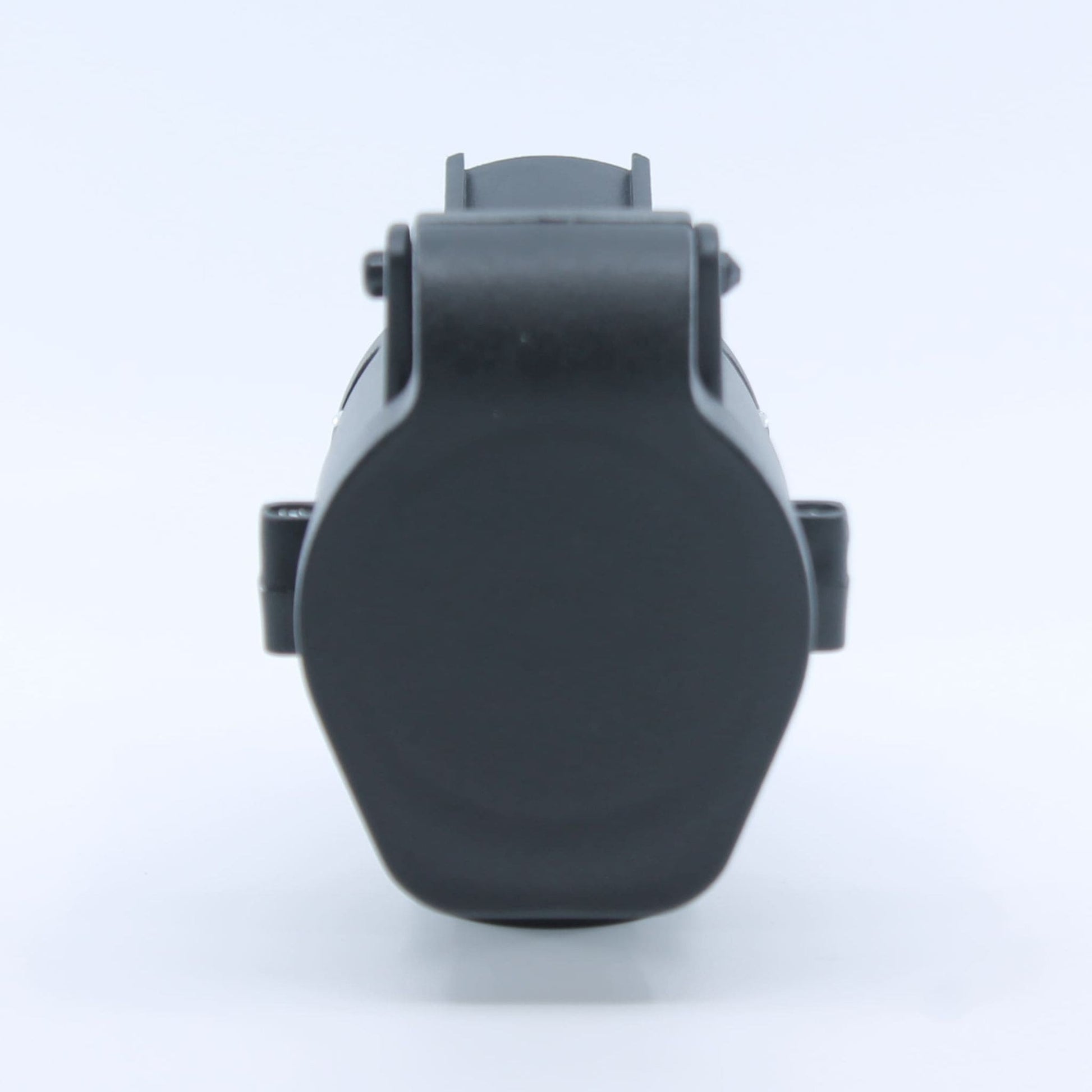Adaptador conversor de conexión eléctrica para remolque, de 7 pines macho a 13 pines hembra, fabricado en plástico resistente. Compatible con turismos, vehículos agrícolas, tractores, camiones y furgonetas.