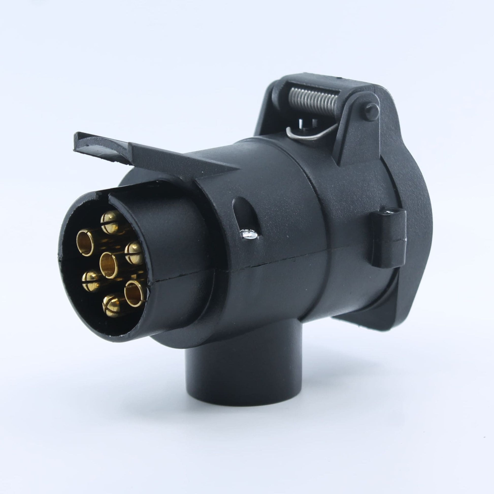 Adaptador conversor de conexión eléctrica para remolque, de 7 pines macho a 13 pines hembra, fabricado en plástico resistente. Compatible con turismos, vehículos agrícolas, tractores, camiones y furgonetas.