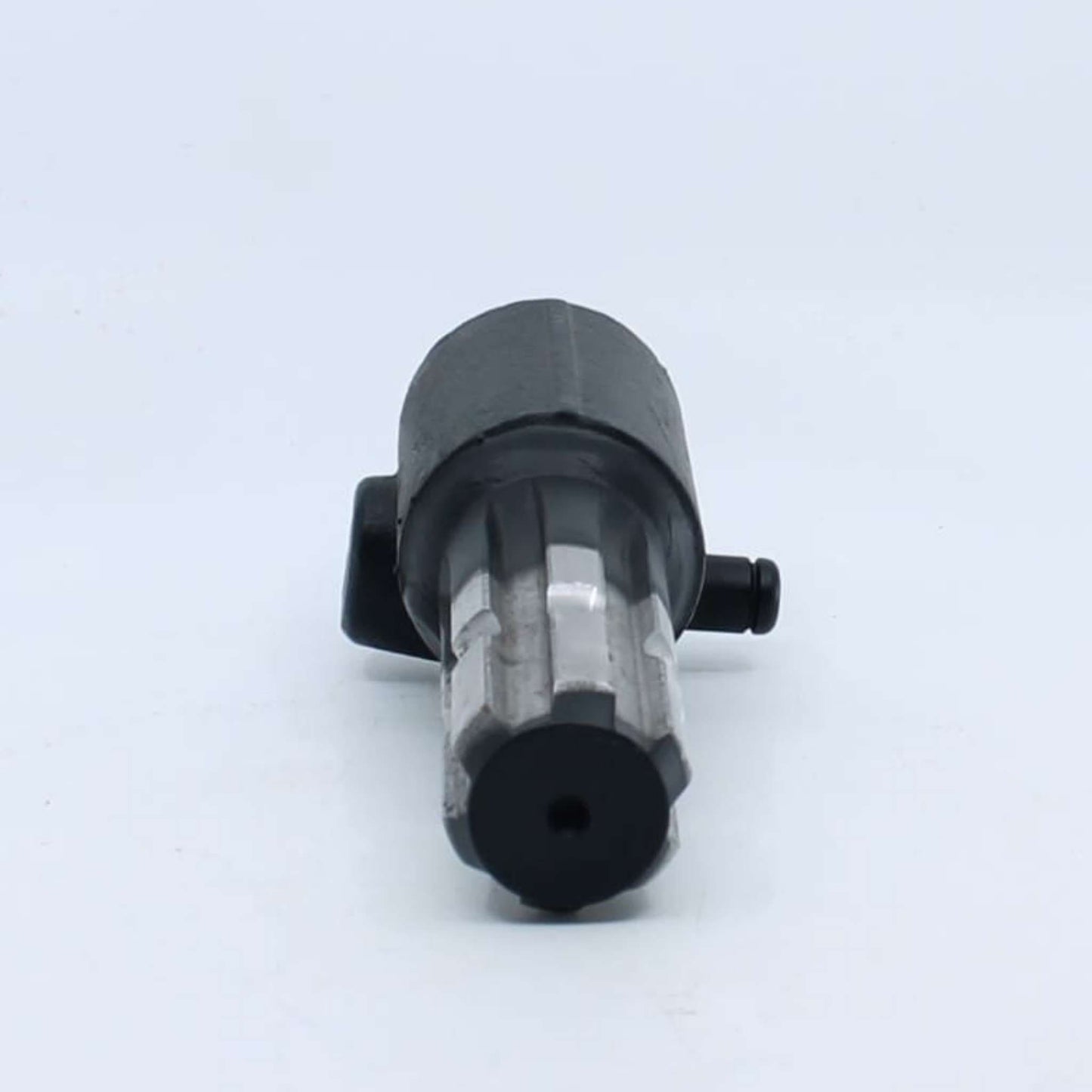 Adaptador estriado para toma de fuerza agrícola con entrada hembra de 1 1/8 pulgadas Z6 y salida macho de 1 3/8 pulgadas Z6.