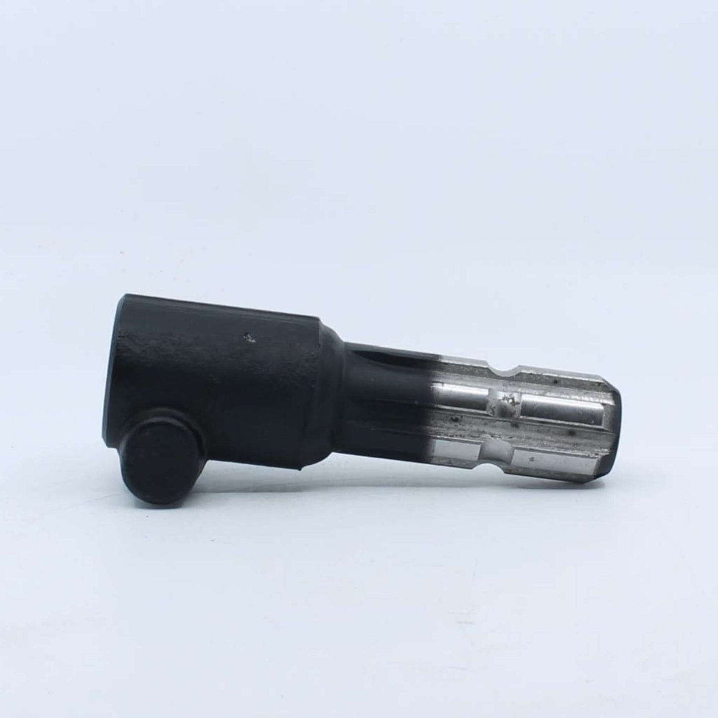 Adaptador estriado para toma de fuerza agrícola con entrada hembra de 1 1/8 pulgadas Z6 y salida macho de 1 3/8 pulgadas Z6.