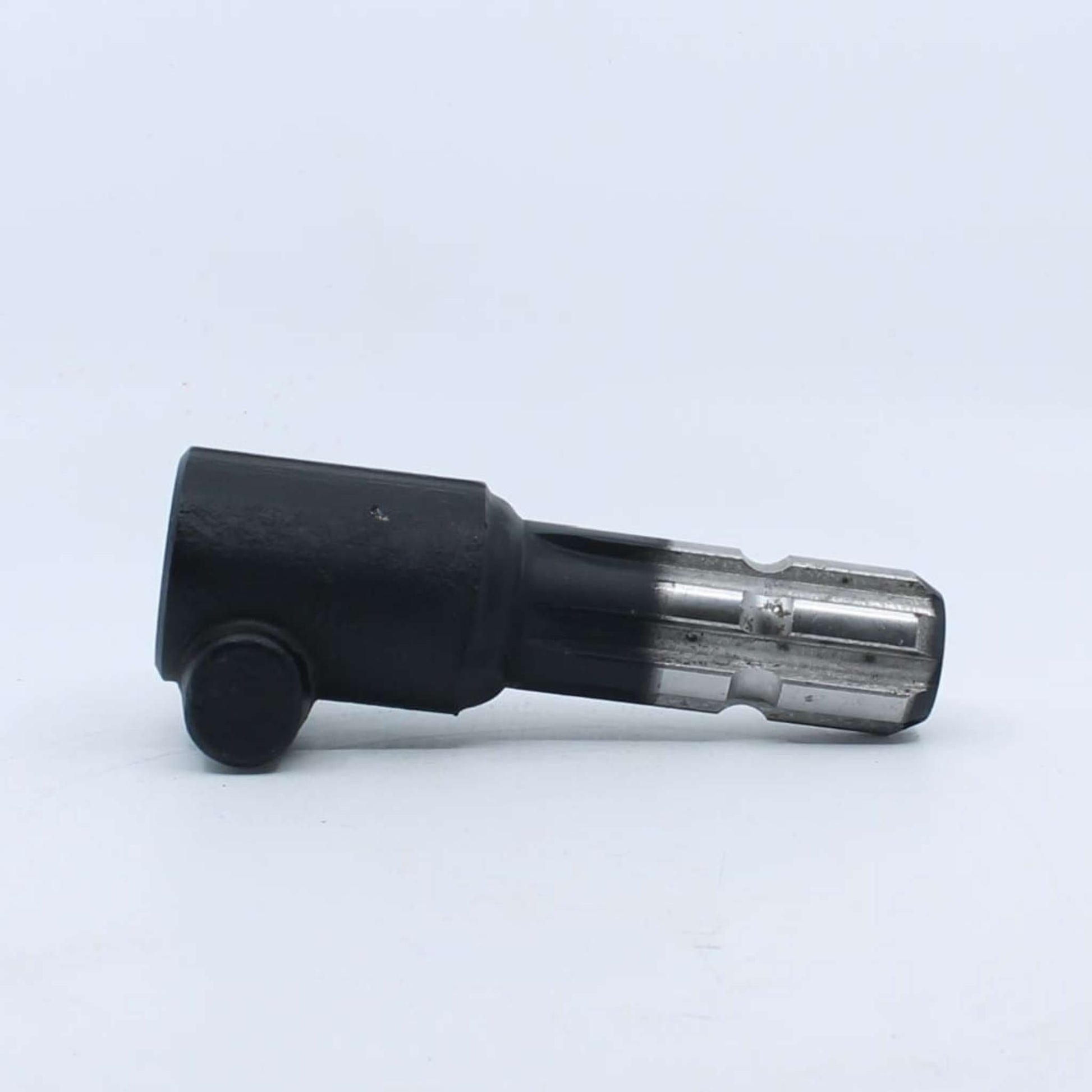 Adaptador estriado para toma de fuerza agrícola con entrada hembra de 1 1/8 pulgadas Z6 y salida macho de 1 3/8 pulgadas Z6.