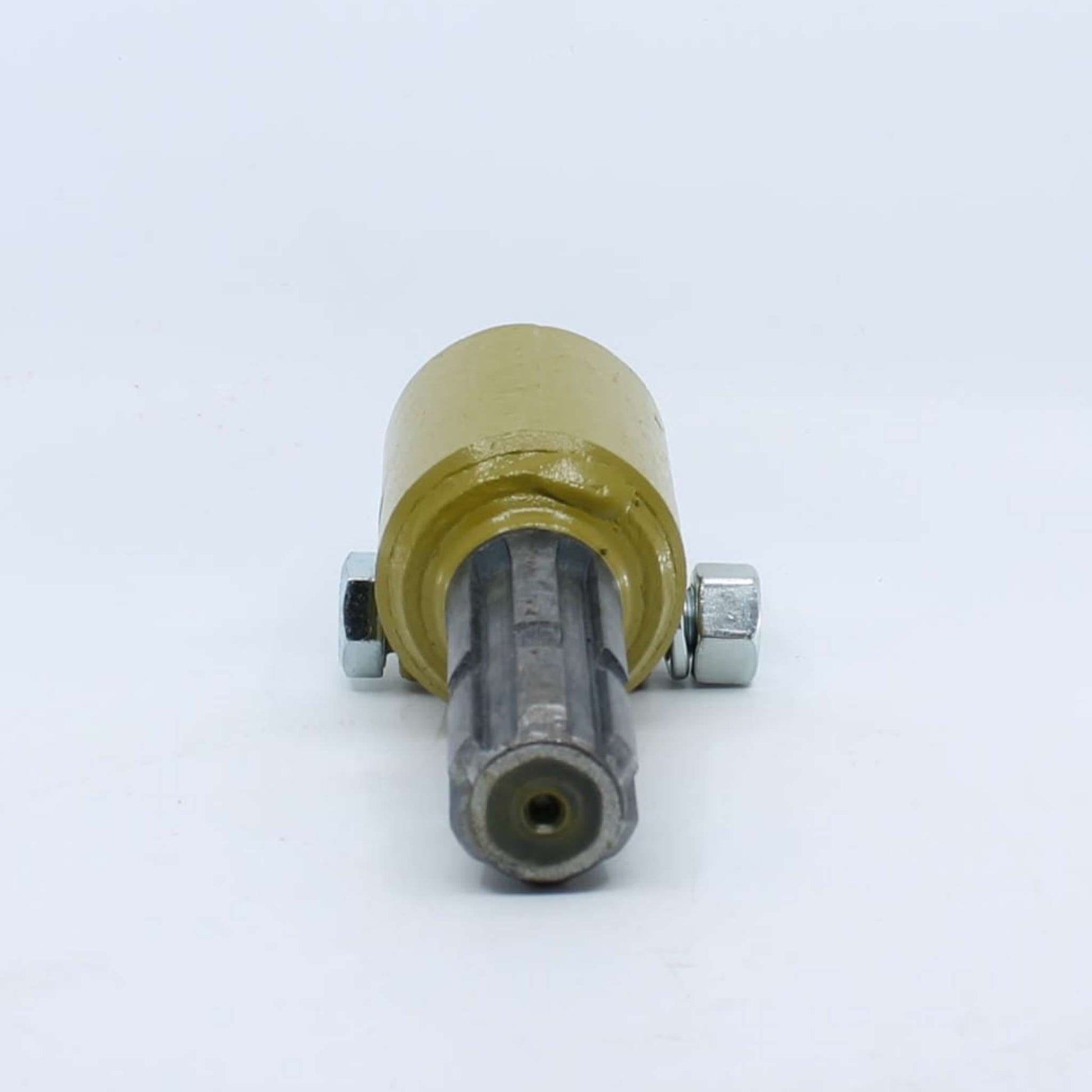Adaptador estriado para toma de fuerza agrícola con entrada hembra de 1 3/4 pulgadas Z6 y salida macho de 1 3/8 pulgadas Z6.