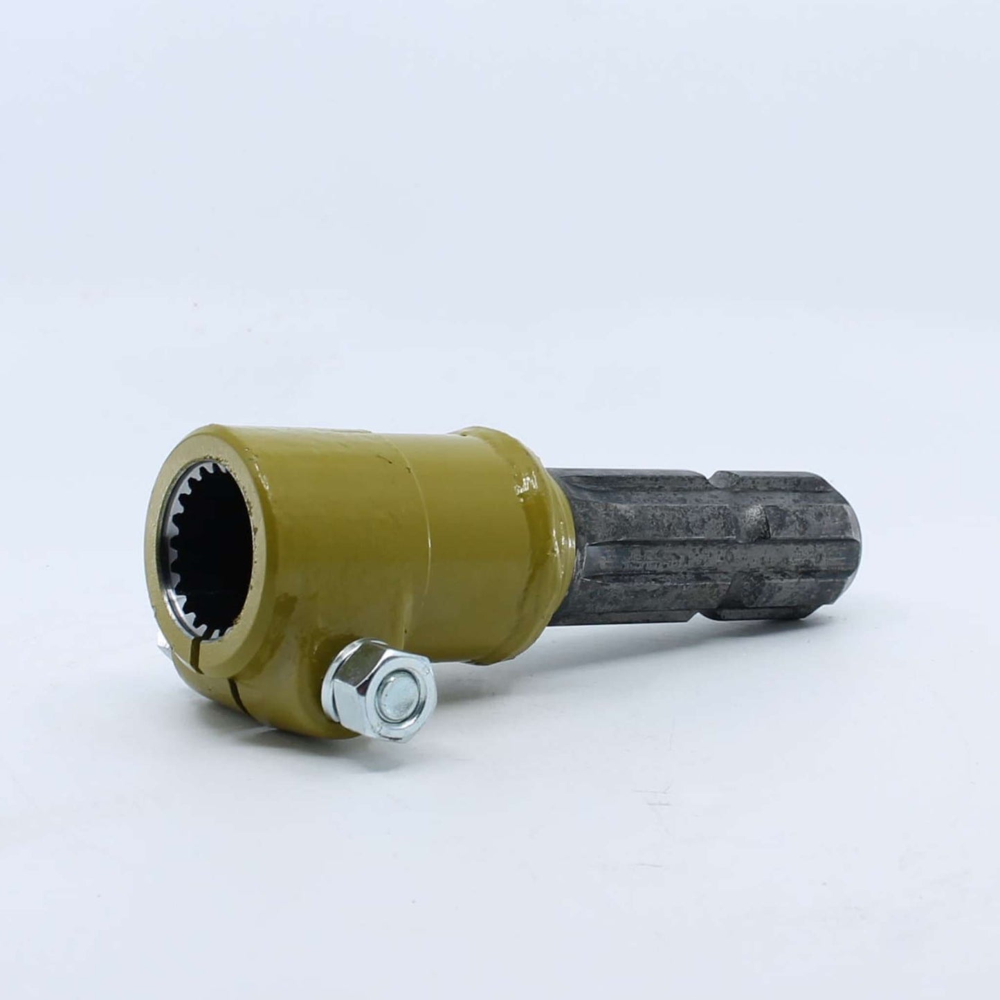Adaptador estriado para toma de fuerza agrícola con entrada hembra de 1 3/8 pulgadas Z21 y salida macho de 1 3/8 pulgadas Z6.