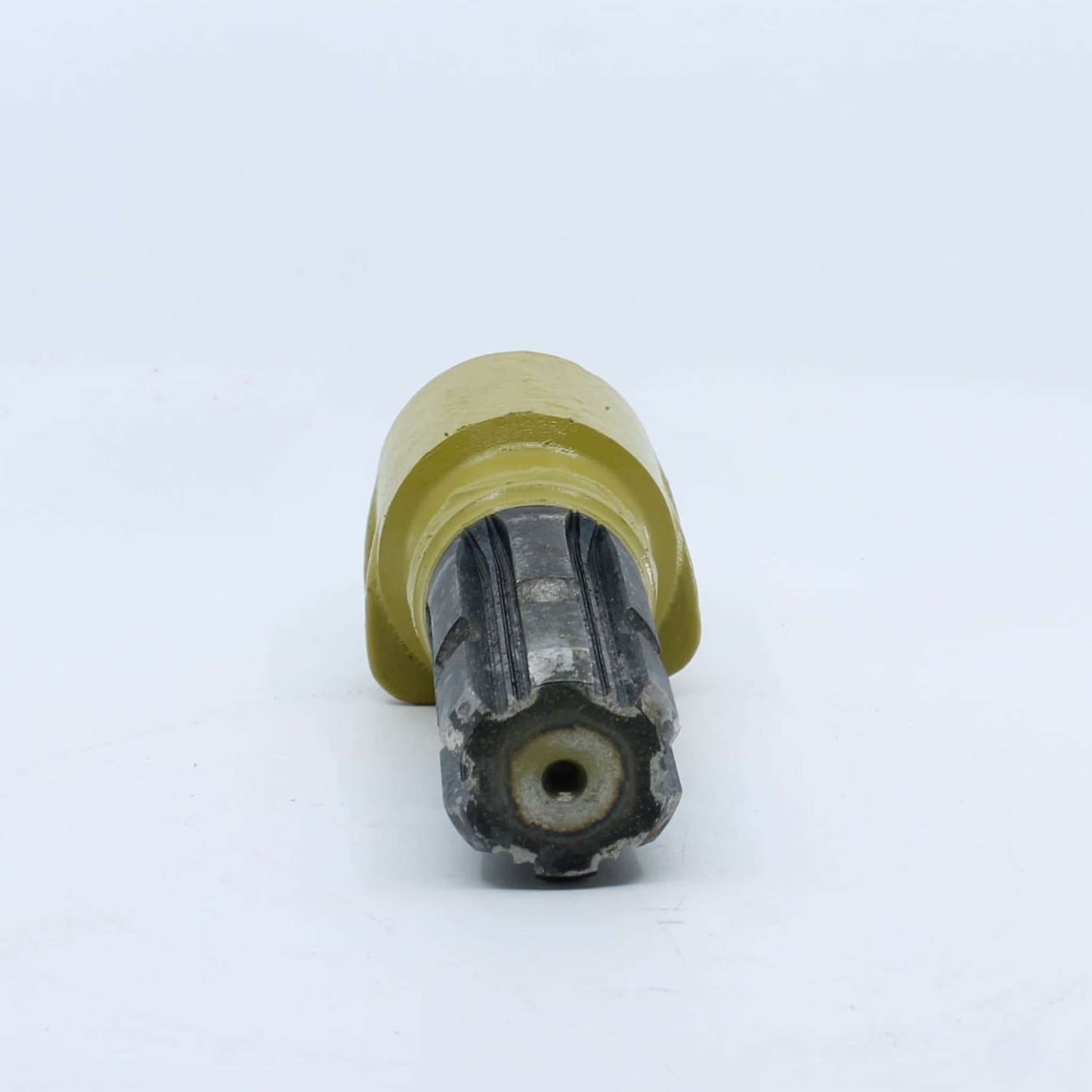 Adaptador estriado para toma de fuerza agrícola con entrada hembra de 1 3/8 pulgadas Z6 y salida macho de 1 3/4 pulgadas Z6.