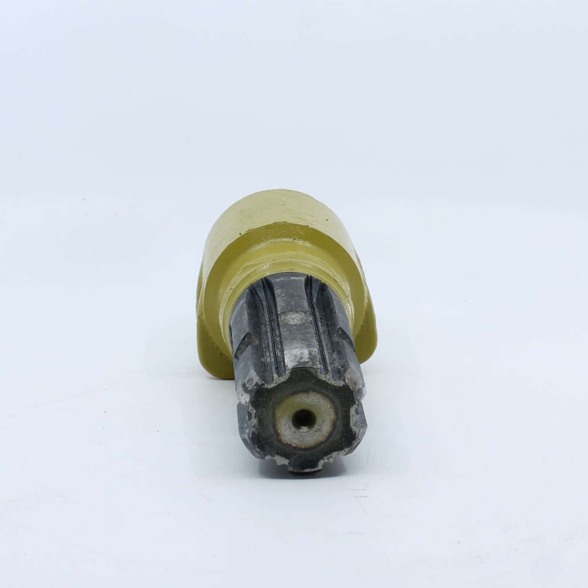 Adaptador estriado para toma de fuerza agrícola con entrada hembra de 1 3/8 pulgadas Z6 y salida macho de 1 3/4 pulgadas Z6.