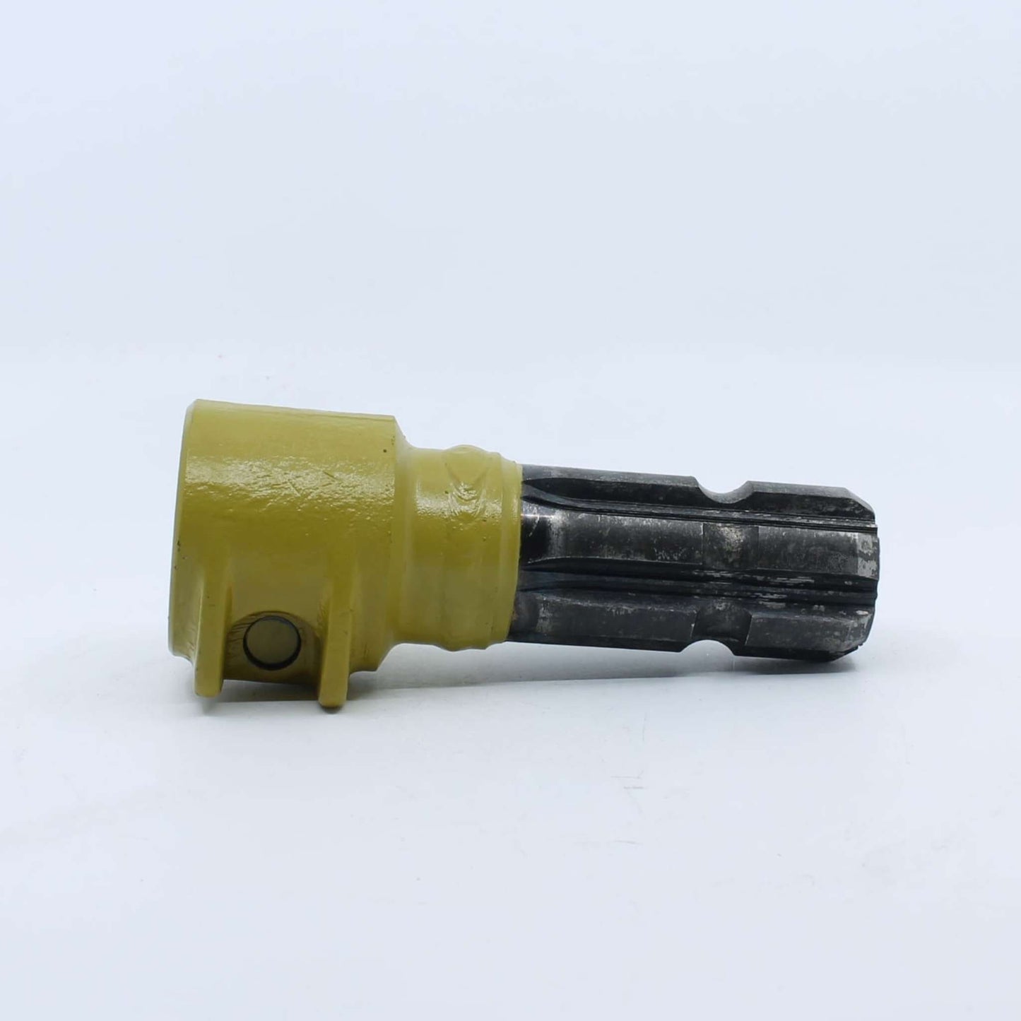 Adaptador estriado para toma de fuerza agrícola con entrada hembra de 1 3/8 pulgadas Z6 y salida macho de 1 3/4 pulgadas Z6.
