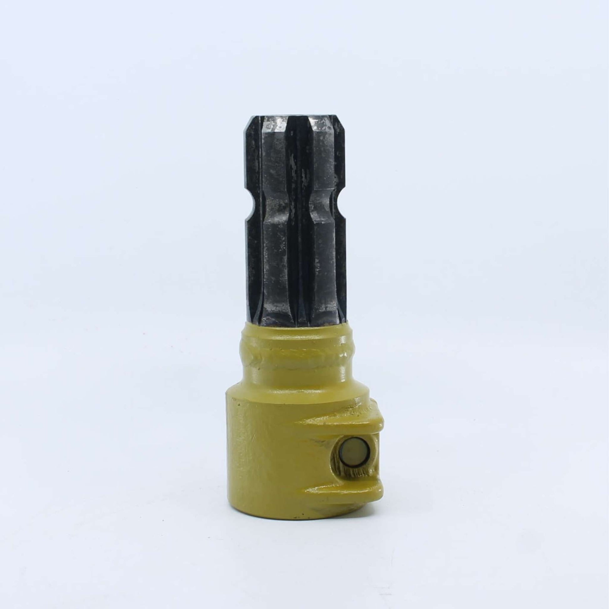 Adaptador estriado para toma de fuerza agrícola con entrada hembra de 1 3/8 pulgadas Z6 y salida macho de 1 3/4 pulgadas Z6.