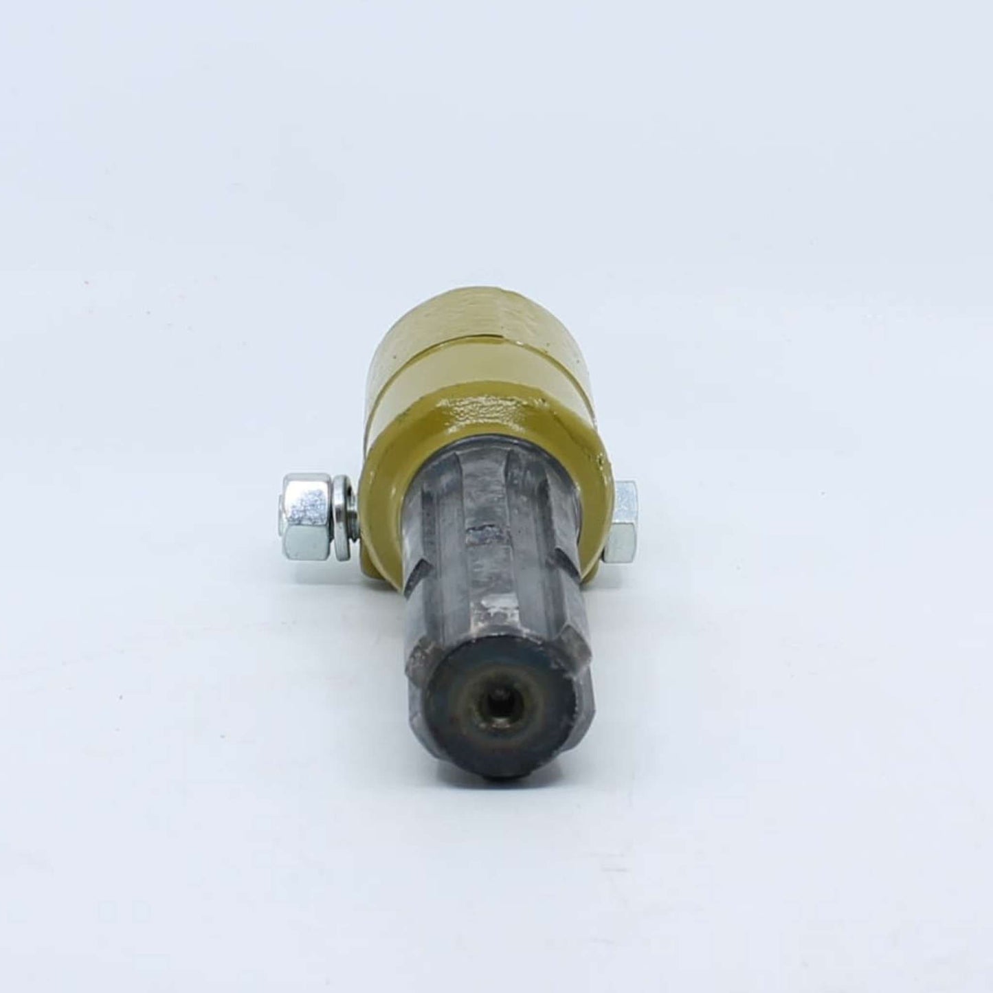 Adaptador estriado para toma de fuerza agrícola con entrada hembra de 1 3/8 pulgadas Z6 y salida macho de 1 3/8 pulgadas Z6.