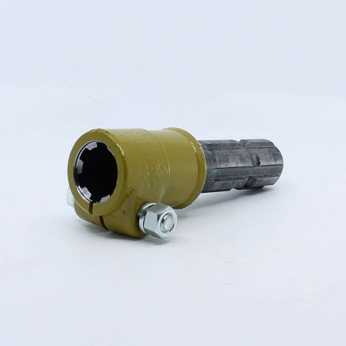 Adaptador estriado para toma de fuerza agrícola con entrada hembra de 1 3/8 pulgadas Z6 y salida macho de 1 3/8 pulgadas Z6.