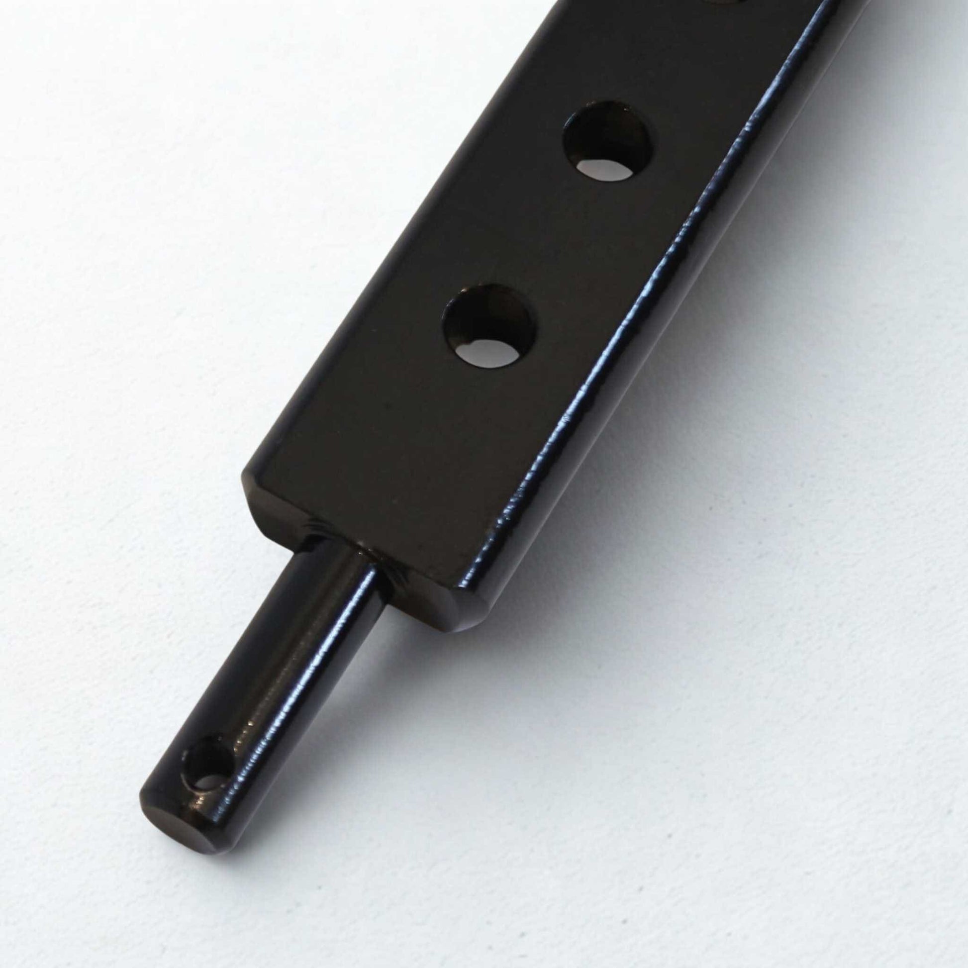 Barra portaaperos reforzada Categoría 2 de 820 mm con 9 agujeros. Ideal para tractores de media potencia y estándar.