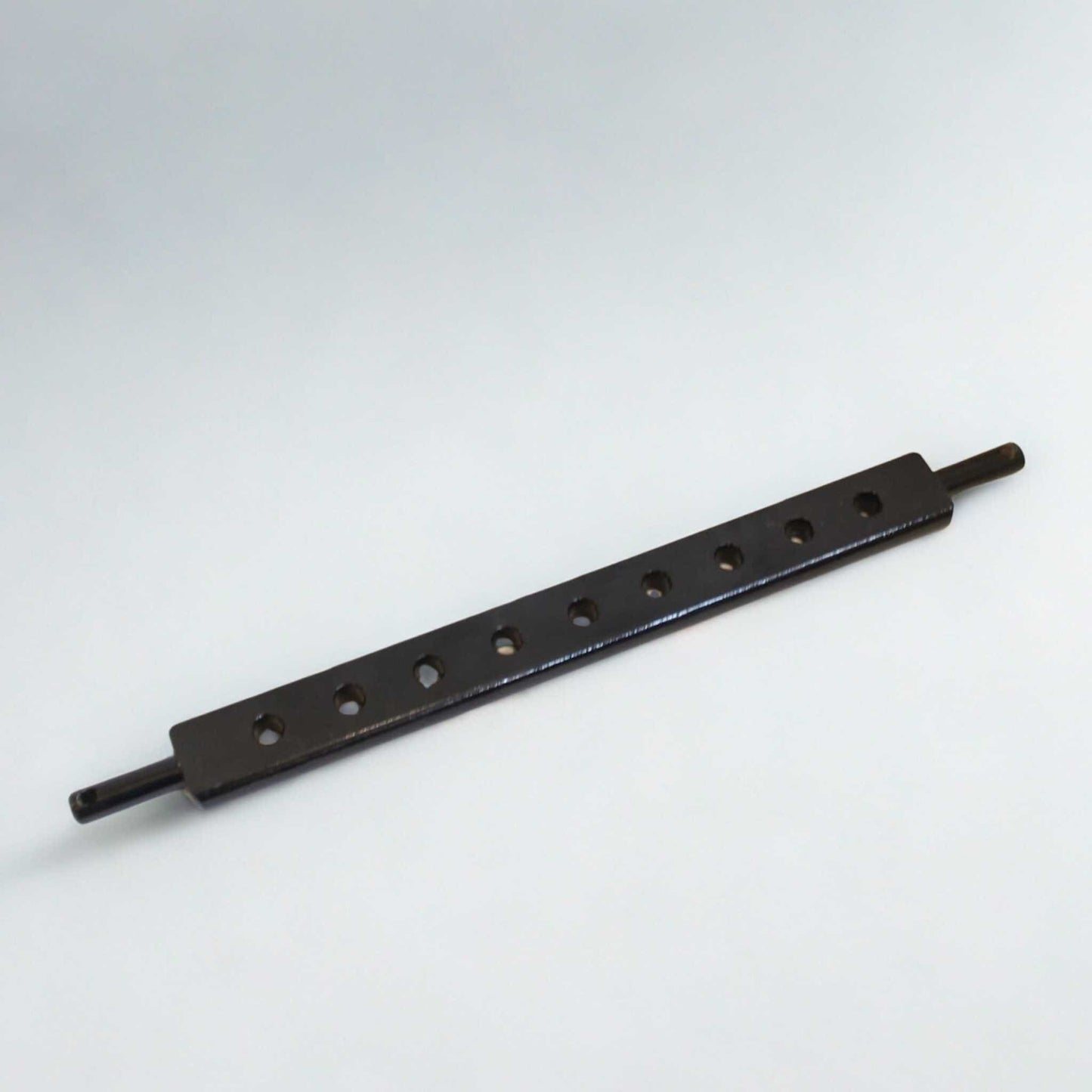 Barra portaaperos reforzada Categoría 2 de 820 mm con 9 agujeros. Ideal para tractores de media potencia y estándar.