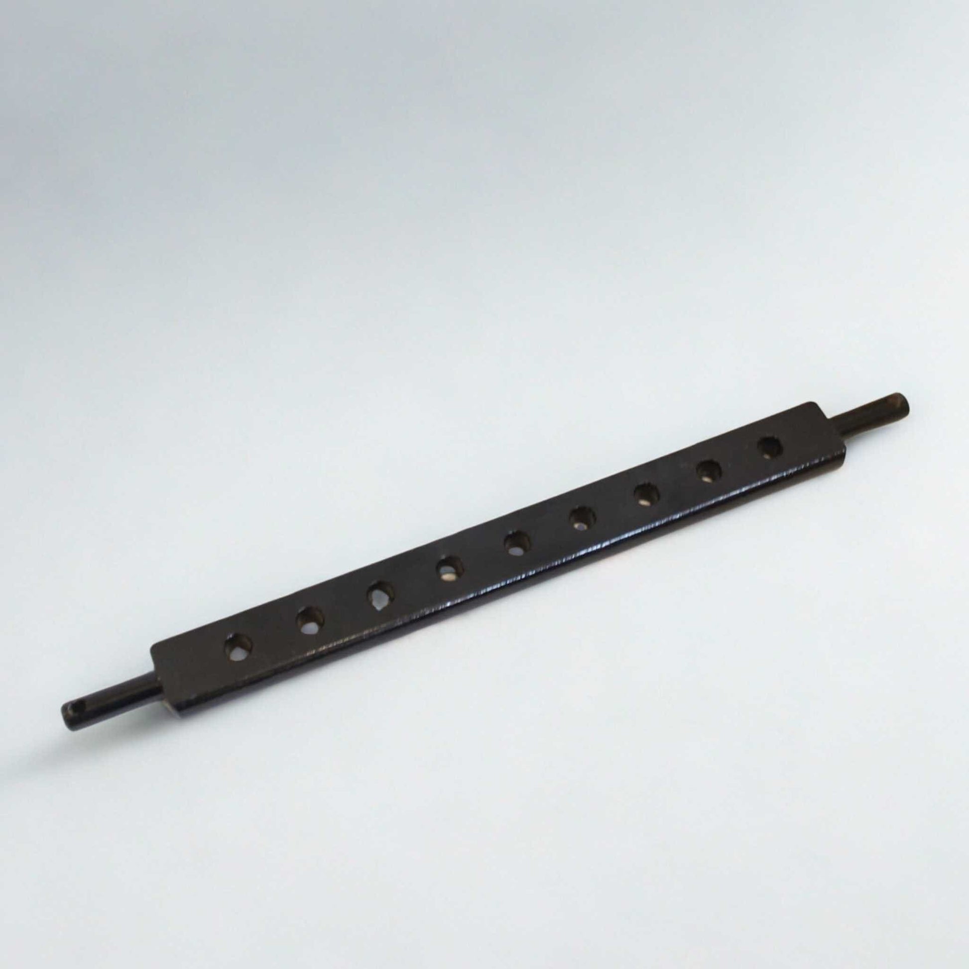 Barra portaaperos reforzada Categoría 2 de 820 mm con 9 agujeros. Ideal para tractores de media potencia y estándar.