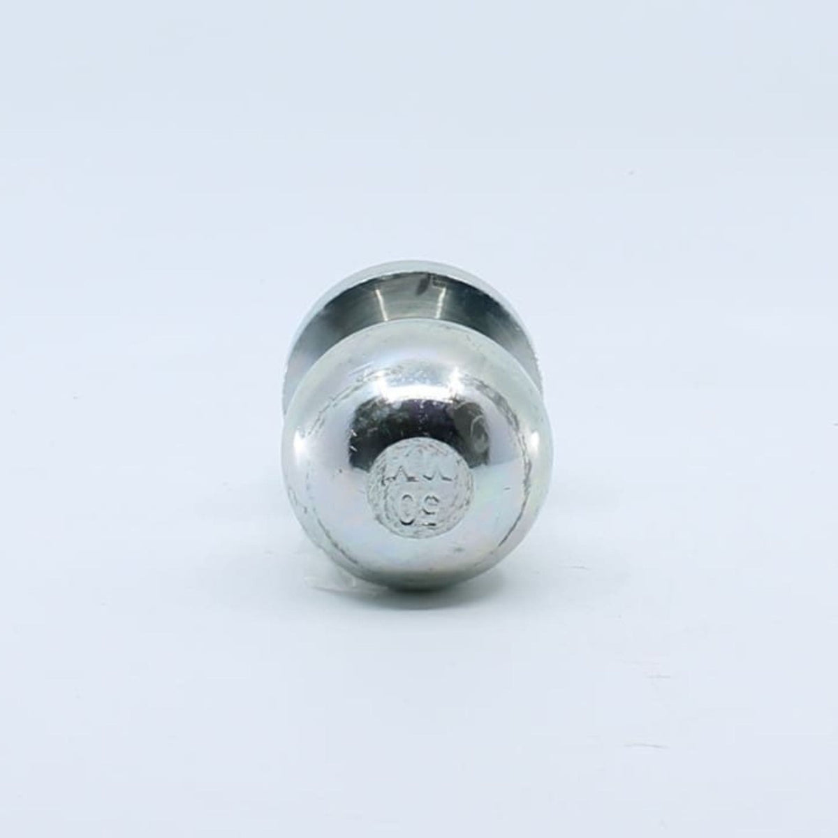 Bola de enganche corta con rosca y tuerca para remolque ligero, quad, cortacéspedes, minitractores y aperos de pequeña escala. Capacidad 500 kg y diámetro 50 mm.