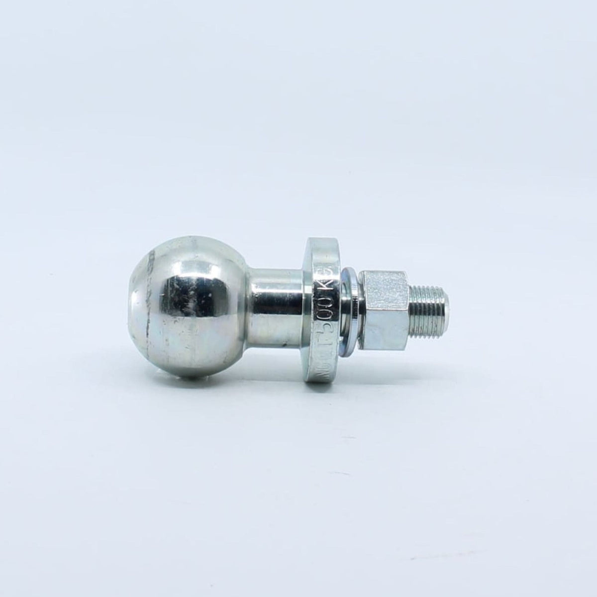 Bola de enganche corta con rosca y tuerca para remolque ligero, quad, cortacéspedes, minitractores y aperos de pequeña escala. Capacidad 500 kg y diámetro 50 mm.