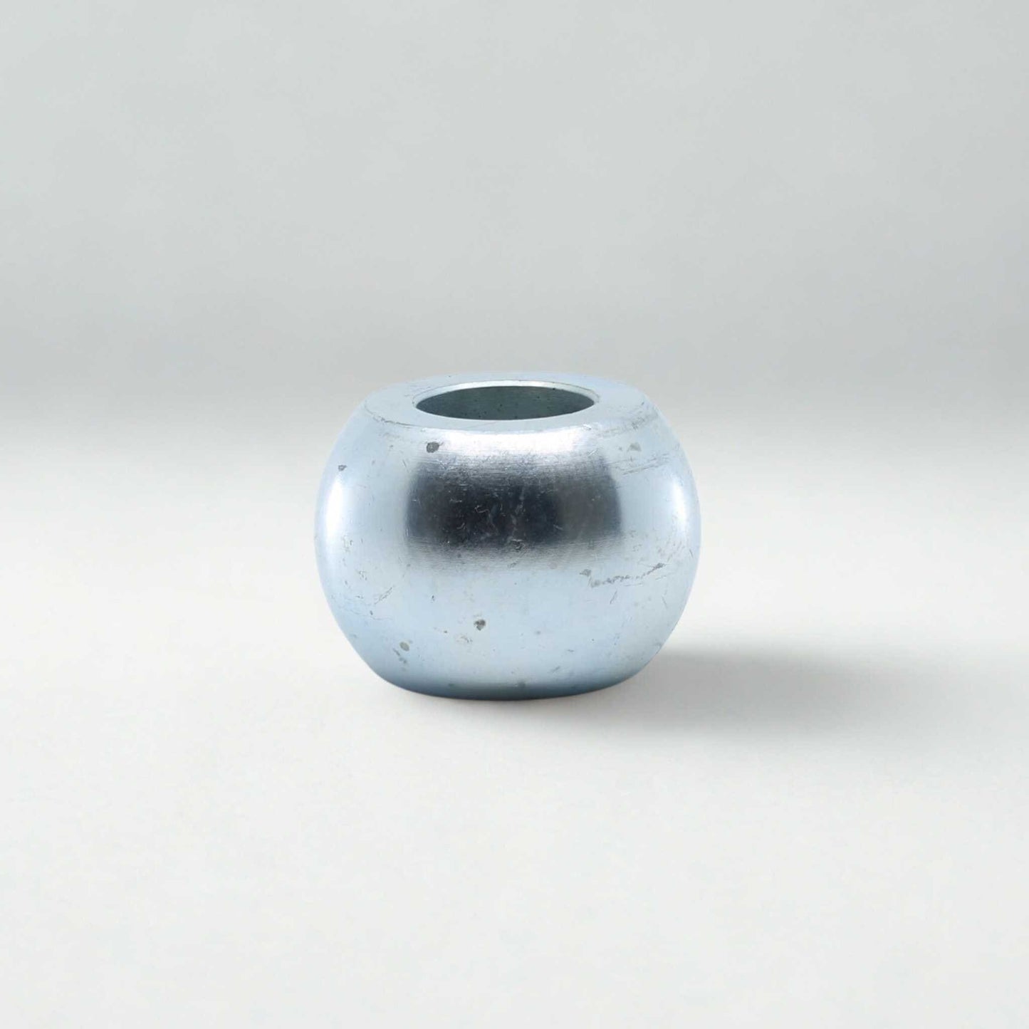 Bola de enganche rápido Categoría 3. Diámetro interior 28 mm, exterior 64 mm y altura 45 mm.