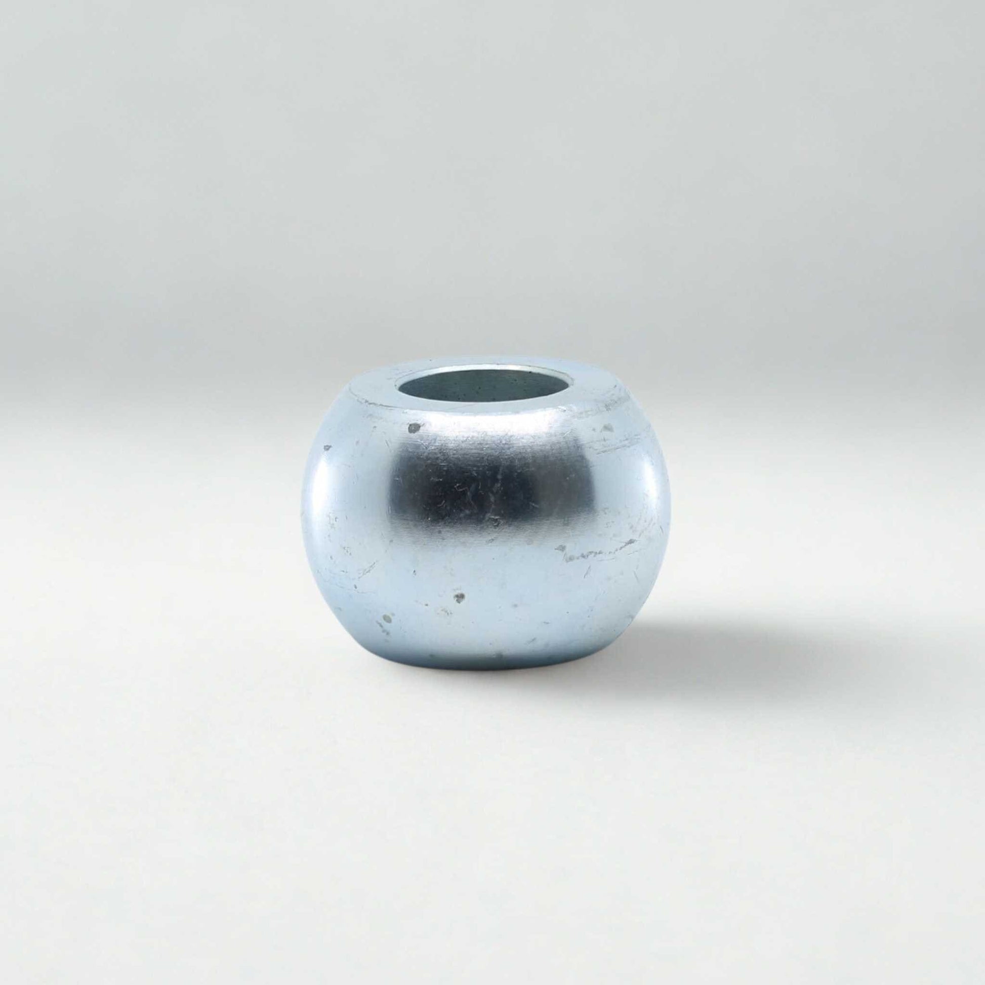 Bola de enganche rápido Categoría 3. Diámetro interior 28 mm, exterior 64 mm y altura 45 mm.