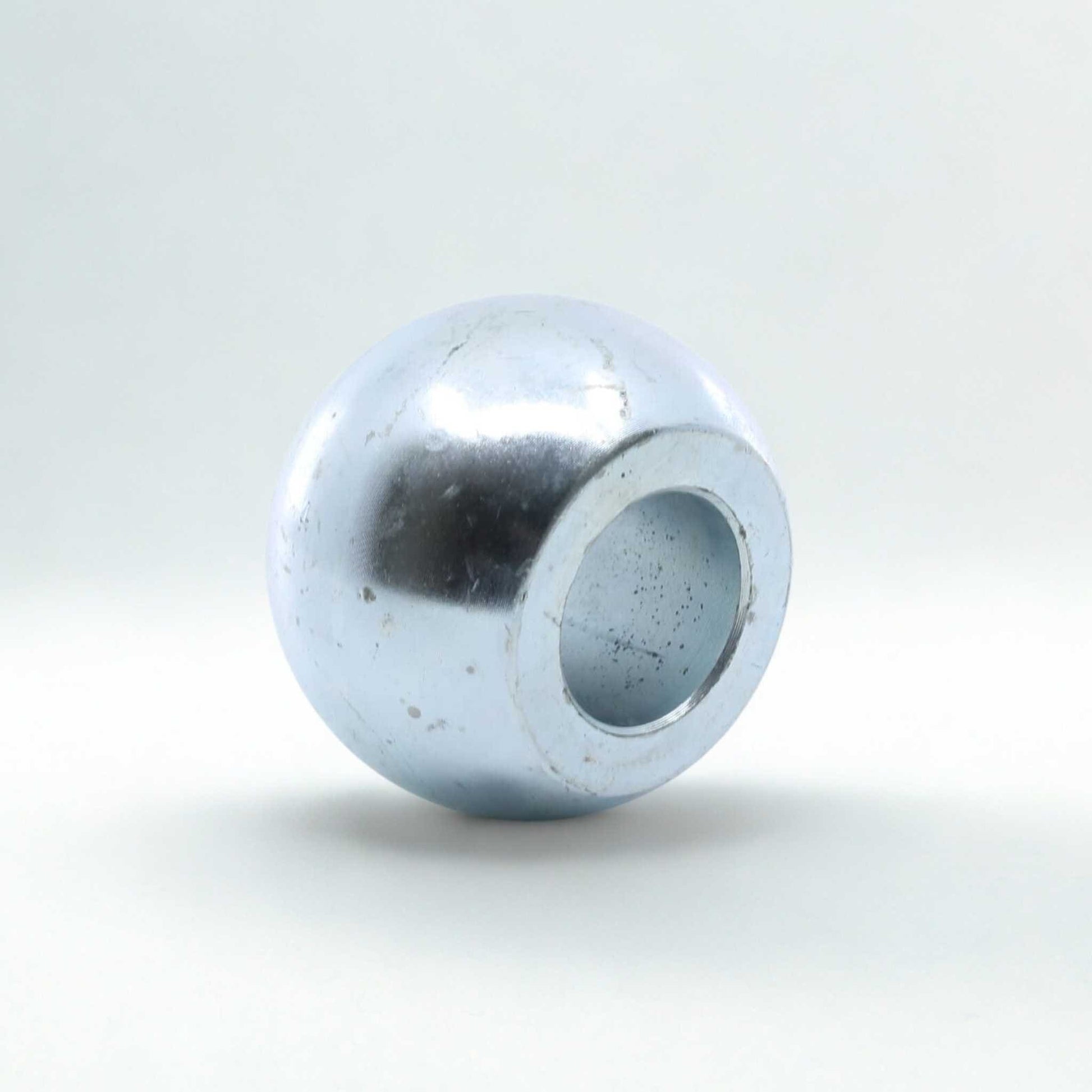 Bola de enganche rápido Categoría 3. Diámetro interior 28 mm, exterior 64 mm y altura 45 mm.