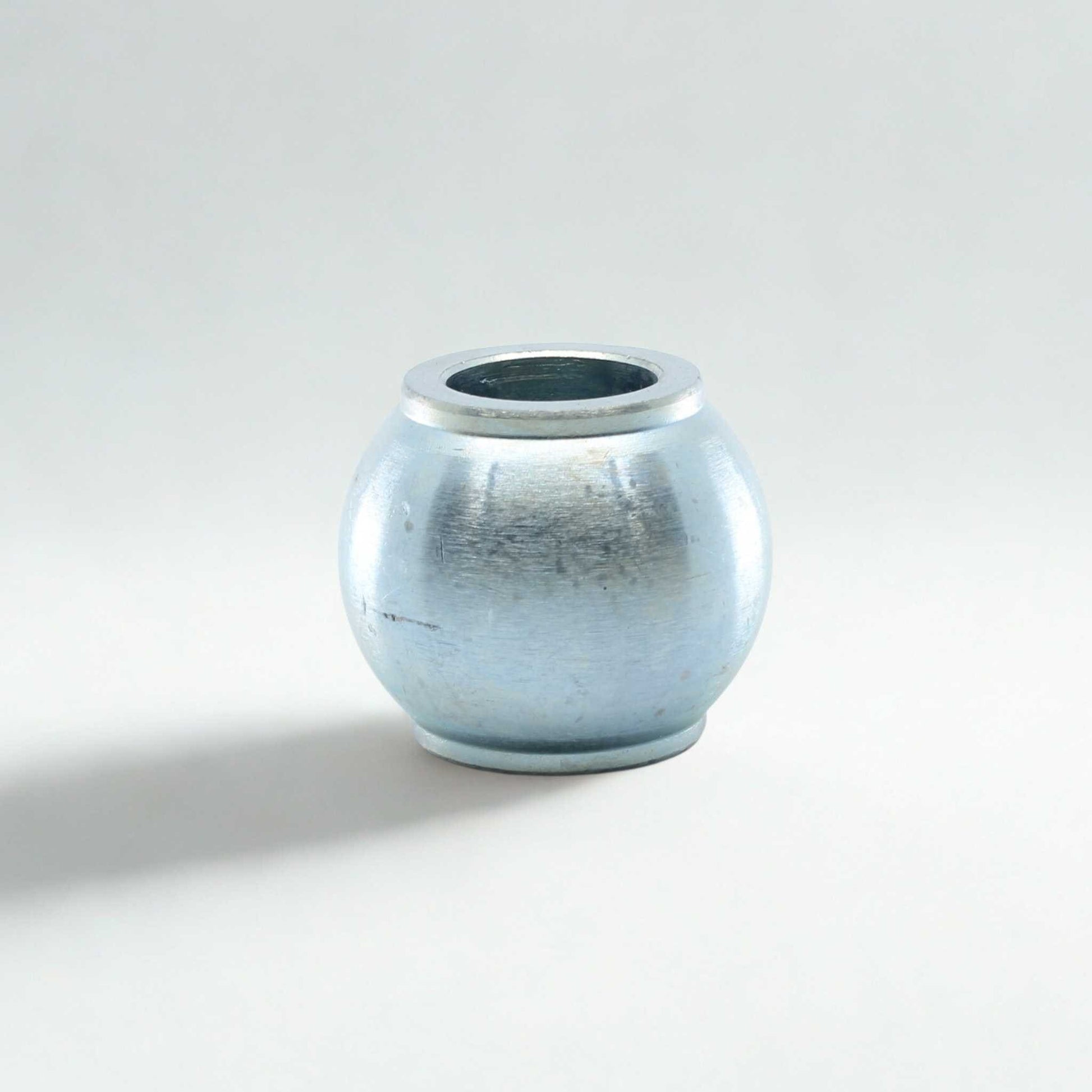Bola de enganche rápido para tercer punto Categoría 2. Diámetro interior 28,4 mm, exterior 60 mm y altura 50 mm.