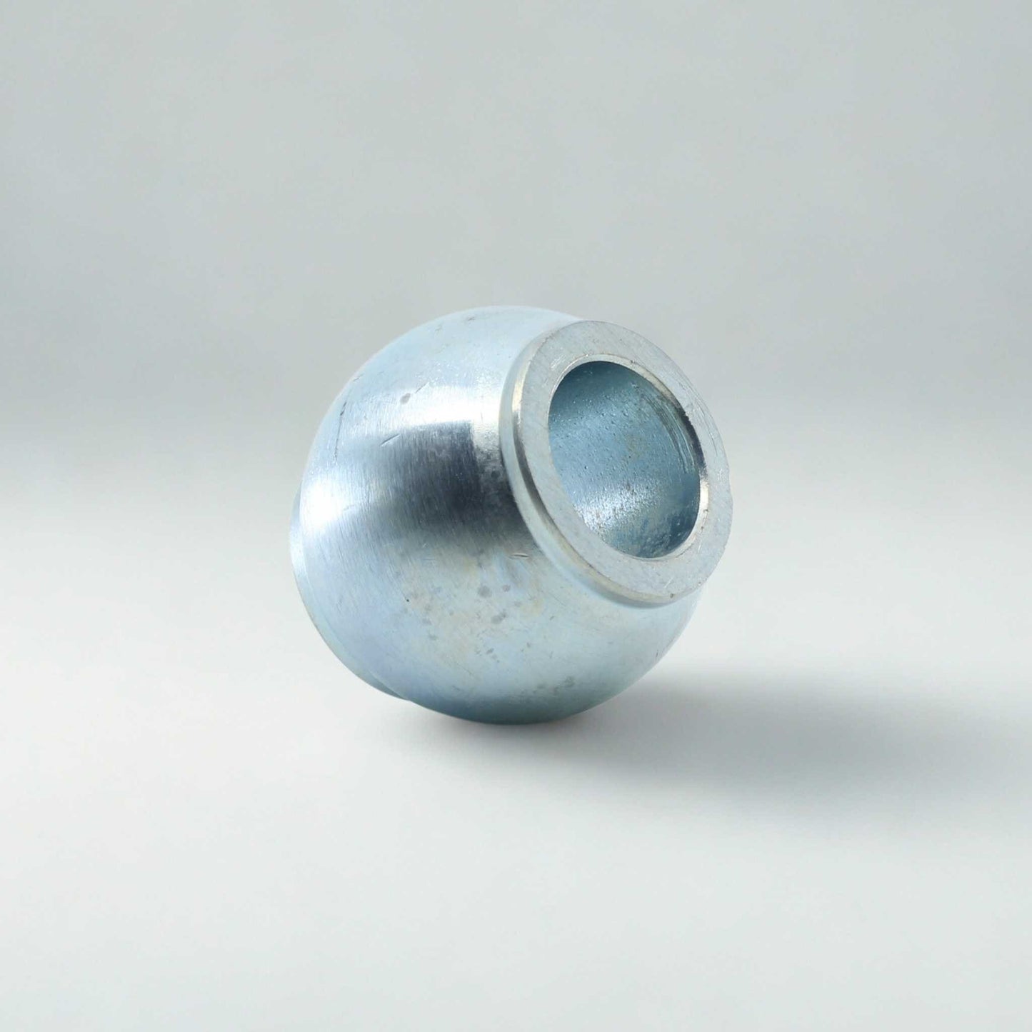 Bola de enganche rápido para tercer punto Categoría 2. Diámetro interior 28,4 mm, exterior 60 mm y altura 50 mm.