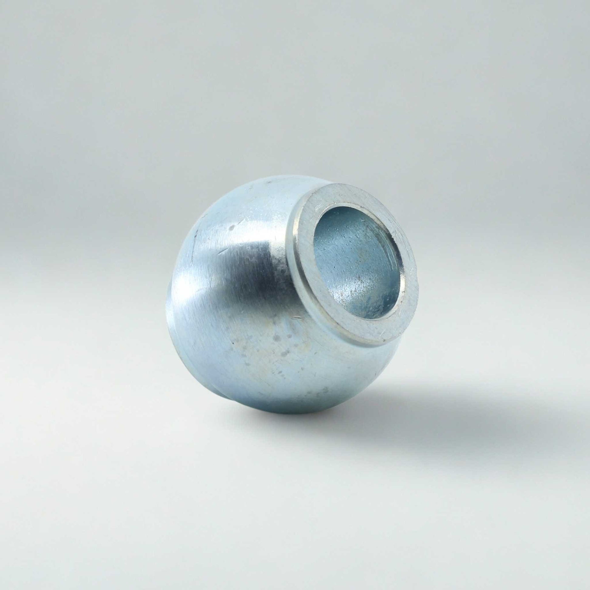 Bola de enganche rápido para tercer punto Categoría 2. Diámetro interior 28,4 mm, exterior 60 mm y altura 50 mm.