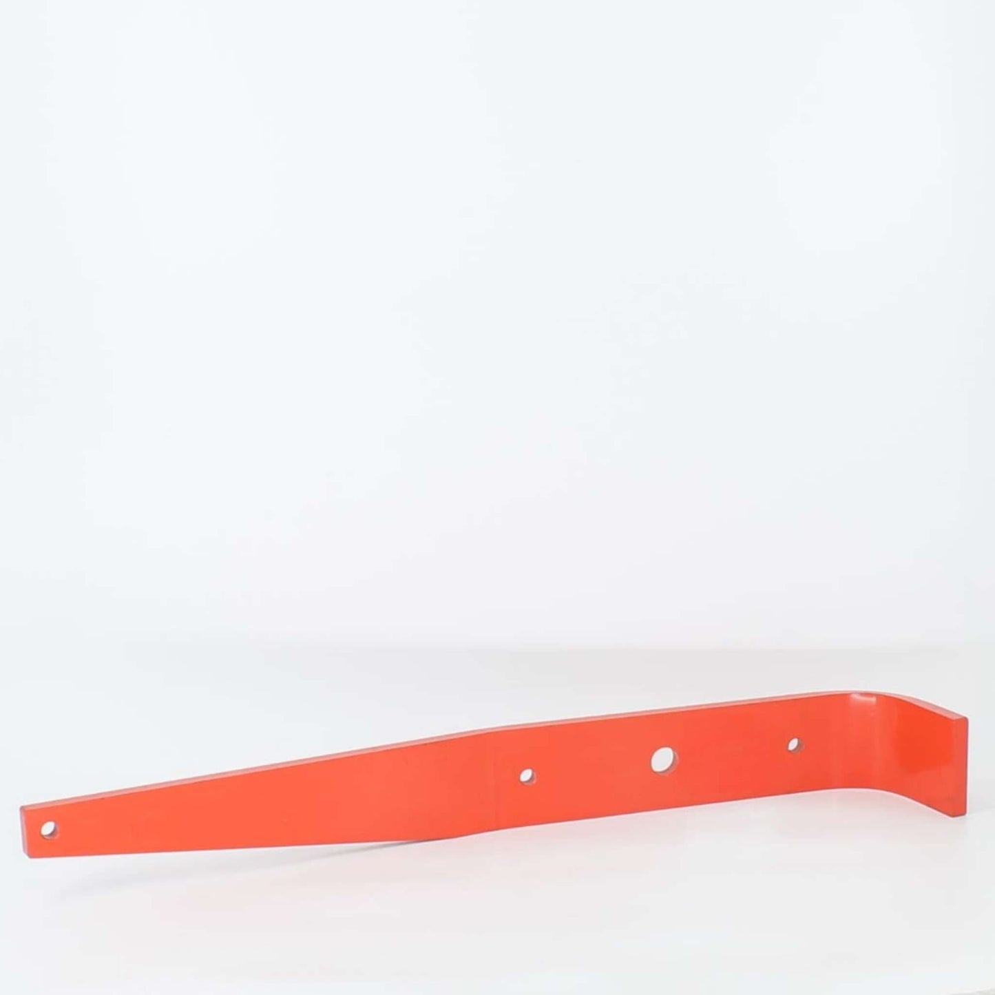 Brazo levantamiento 940 original Gaspardo ref. 21120304 en posición 12. Pletina estructural de acero rojo con quiebro angular y extremo curvado hacia arriba.
