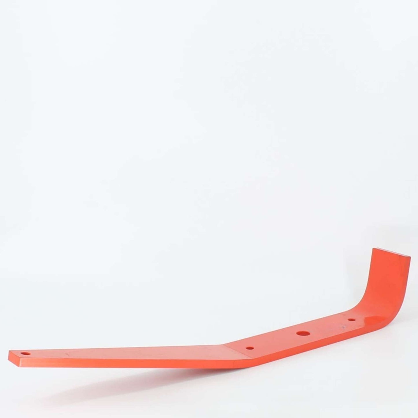 Brazo levantamiento 940 original Gaspardo ref. 21120304 en posición 12. Pletina estructural de acero rojo con quiebro angular y extremo curvado hacia arriba.